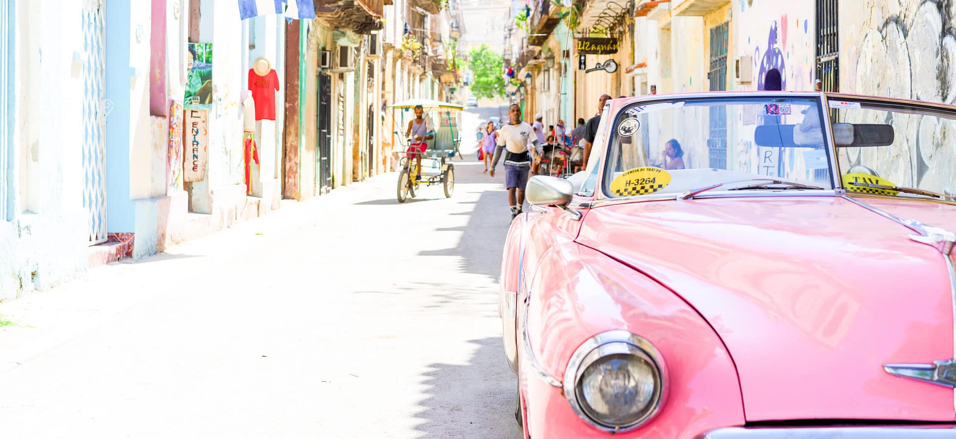 Kuubalainen katu ja pinkki auto